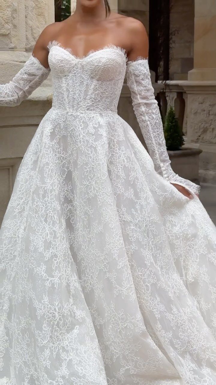 White lace wedding dress with sweetheart neckline, full ball gown skirt and detached sleeves