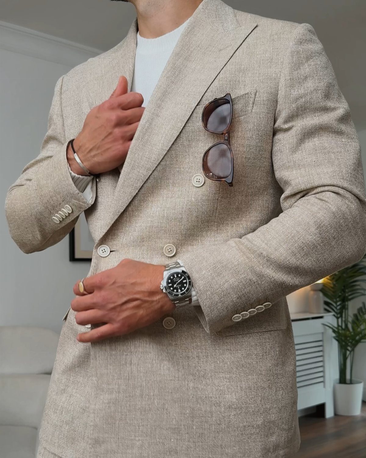 Man wearing a beige linen blazer and white t-shirt for a summer event